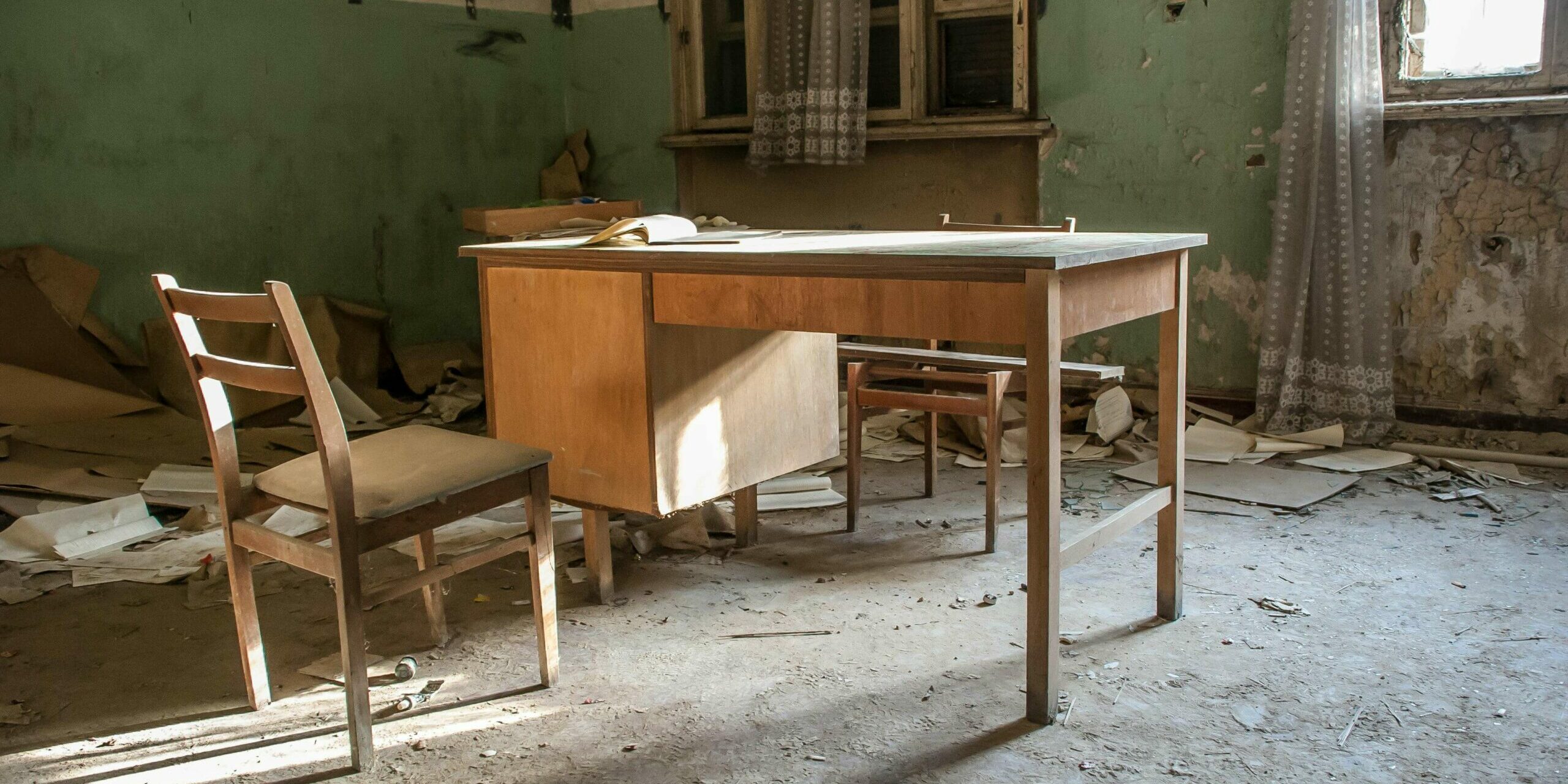 Logement en location abîmé avec dégradation des murs, du sol et des vitres. Vitres cassées, peintures arrachées, tagues sur les murs.