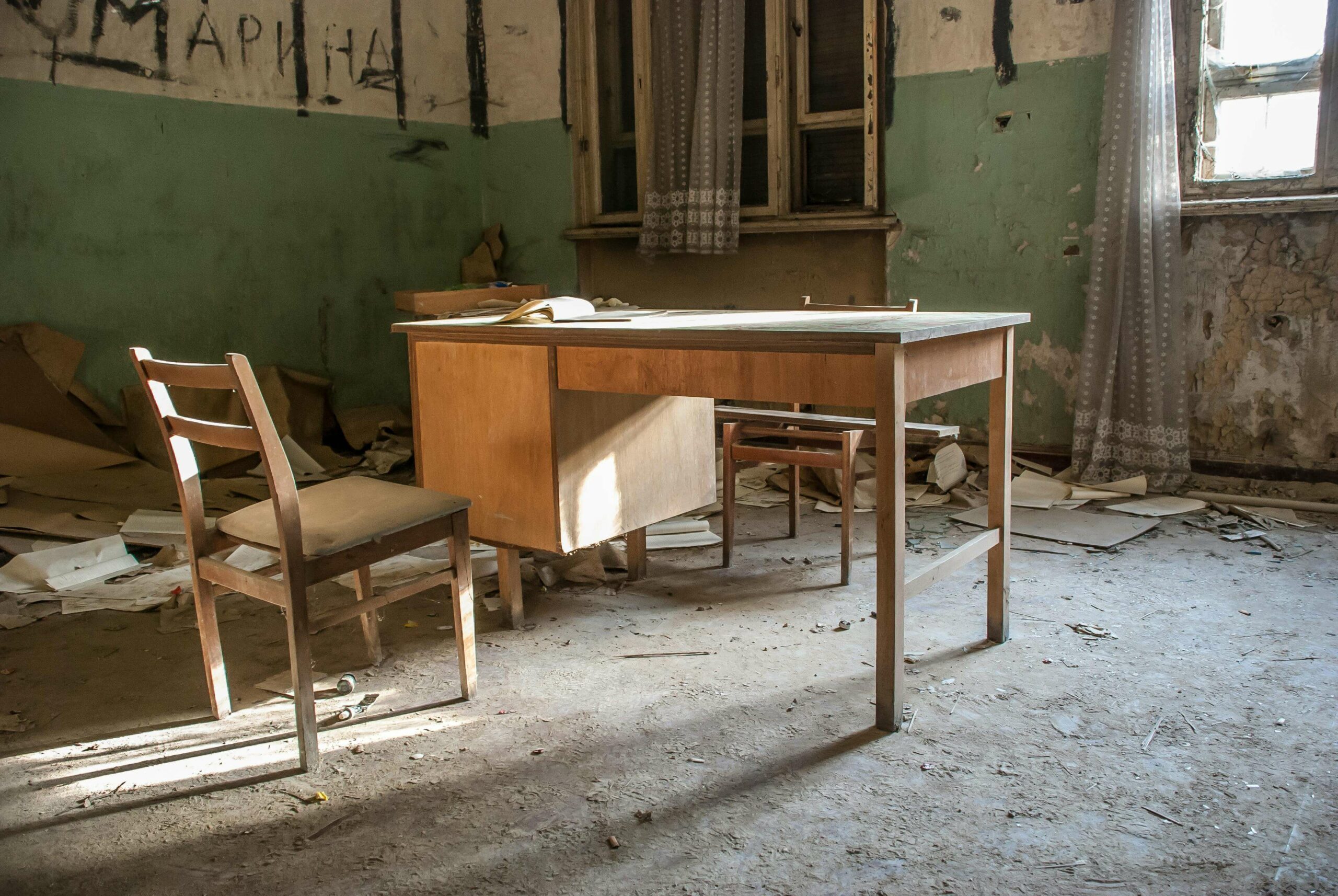 Logement en location abîmé avec dégradation des murs, du sol et des vitres. Vitres cassées, peintures arrachées, tagues sur les murs.