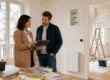 Une femme expliquant au propriétaire l'ensemble des travaux à réaliser dans son logement avant de pouvoir le mettre en location